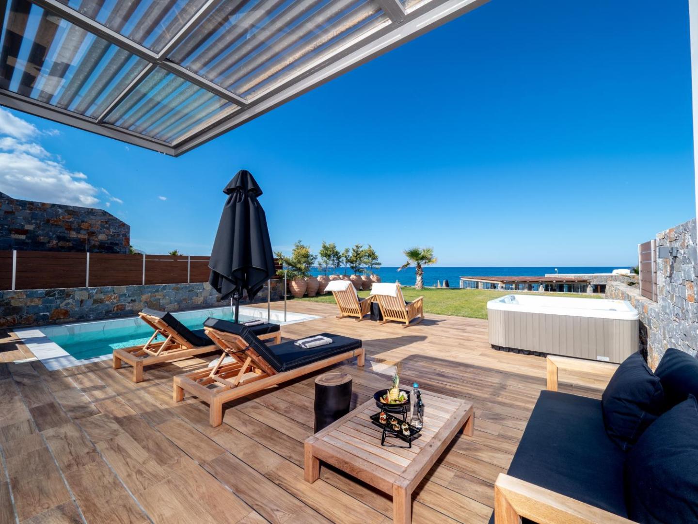 Abaton Island Resort & Spa privātā terase ar baseinu, džakuzi un sauļošanās krēsliem Hersonisā, Krētas piekrastē