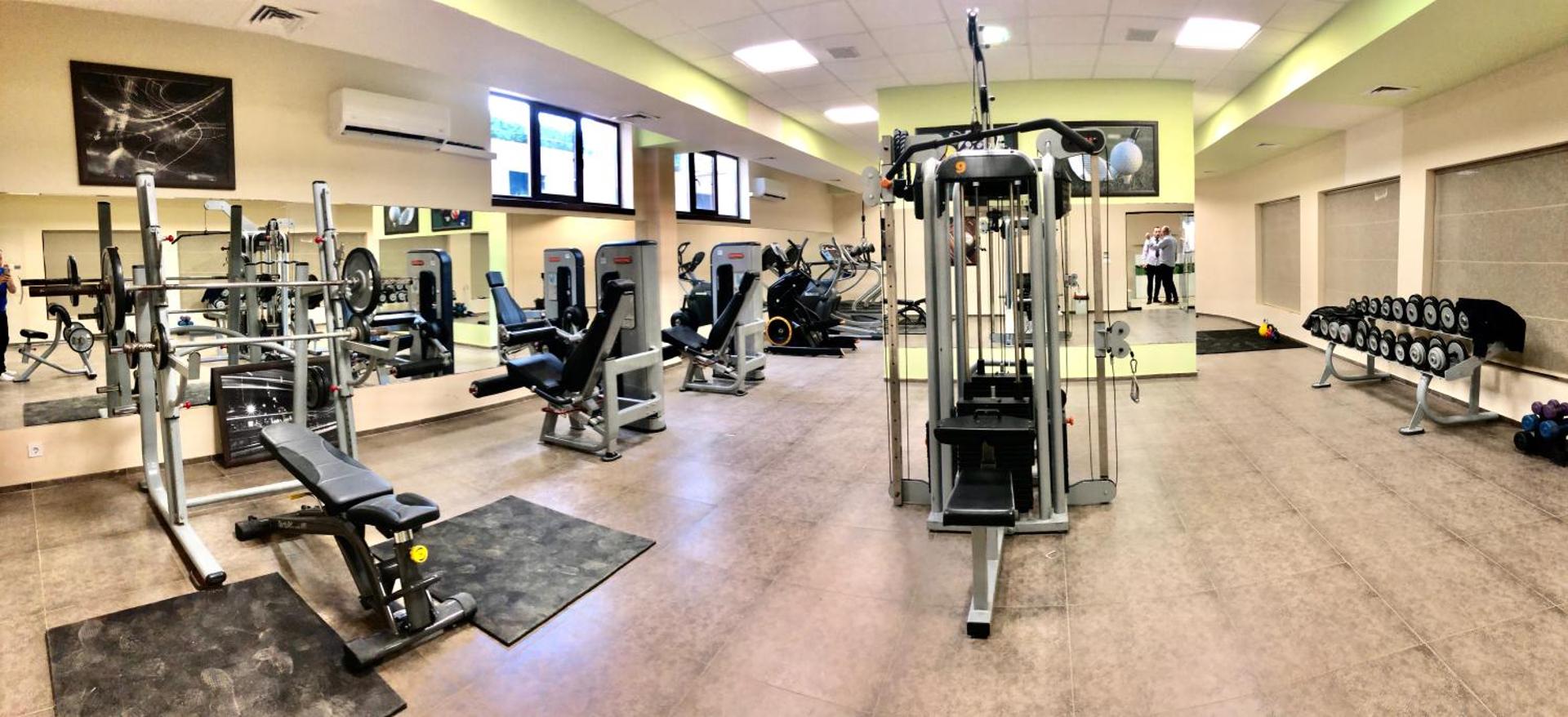 Obzor Beach Resort plaša fitness zāle ar dažādiem trenažieriem, svariem un spoguļiem sportiskām aktivitātēm