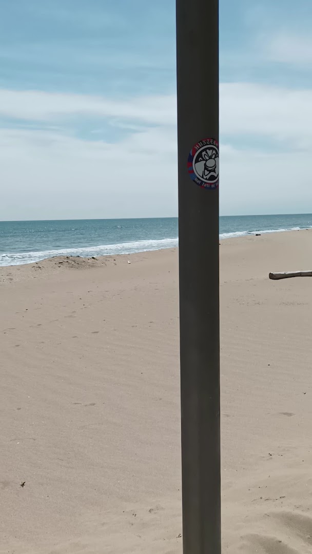 Obzor Beach Resort smilšu pludmale Obzorā, Bulgārijā — skats uz jūru un krasta līniju no saulessarga ēnas