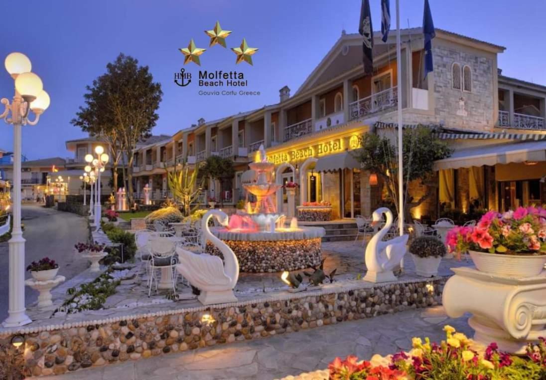 Molfetta Beach Hotel pagalms ar strūklaku un dekoratīvām gulbju skulptūrām Guvjas kūrortā Korfu salā Grieķijā