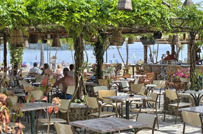 Molfetta Beach Hotel āra terases bārs zem zaļojošas nojumes ar skatu uz Jonijas jūru Korfu piekrastē