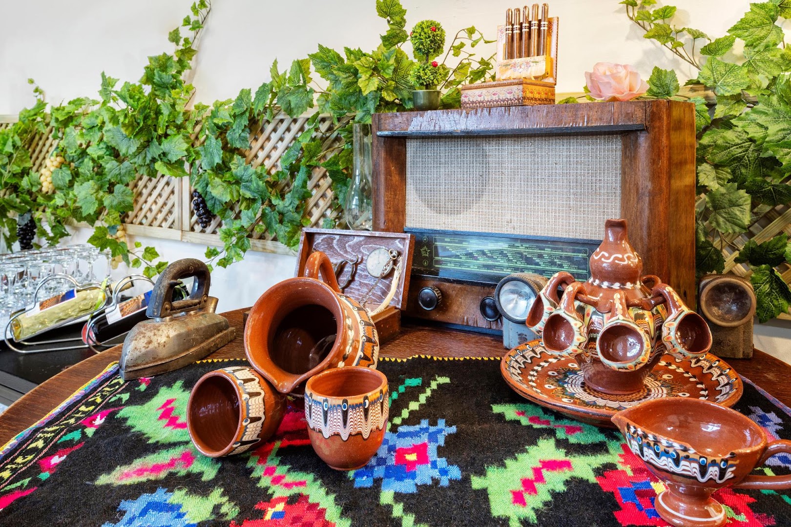 Sol Luna Bay Resort interjera detaļas ar tradicionālo bulgāru keramiku, antīku radio un dekoratīviem elementiem viesnīcas restorānā