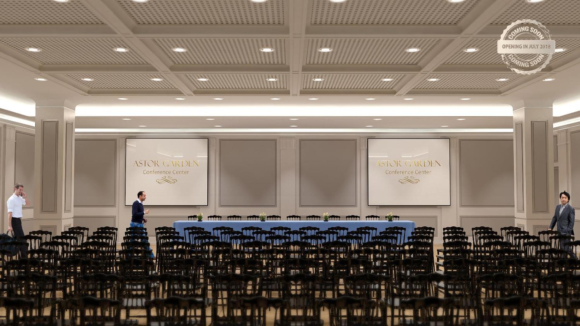 Astor Garden viesnīcas plašā konferenču zāle ar melniem krēsliem un prezentāciju ekrāniem korporatīvajiem pasākumiem Bulgārijā