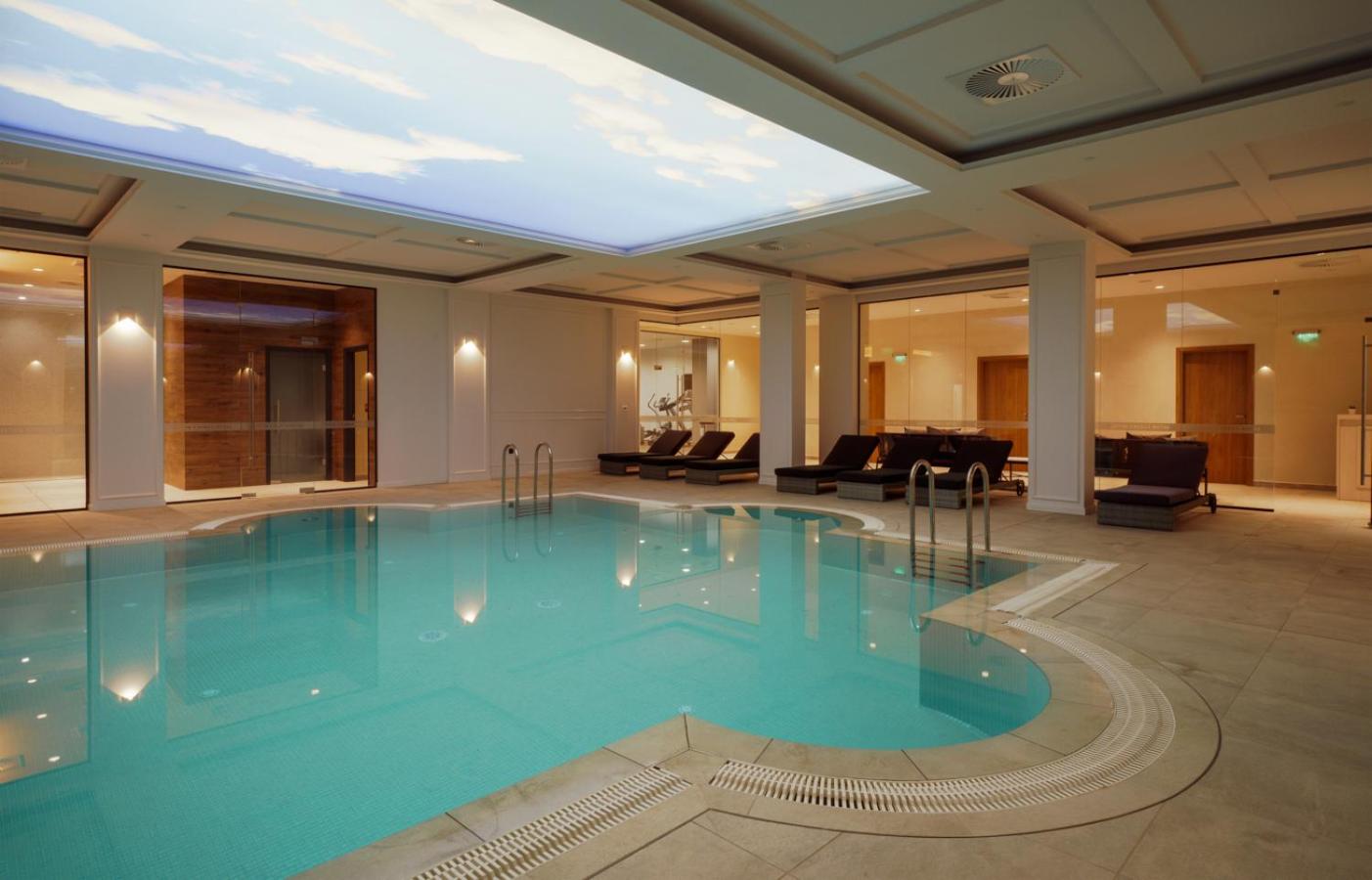 Astor Garden iekštelpu spa baseins ar apsildāmu ūdeni, atpūtas krēsliem un modernu griestu apgaismojumu, kas imitē debesis.