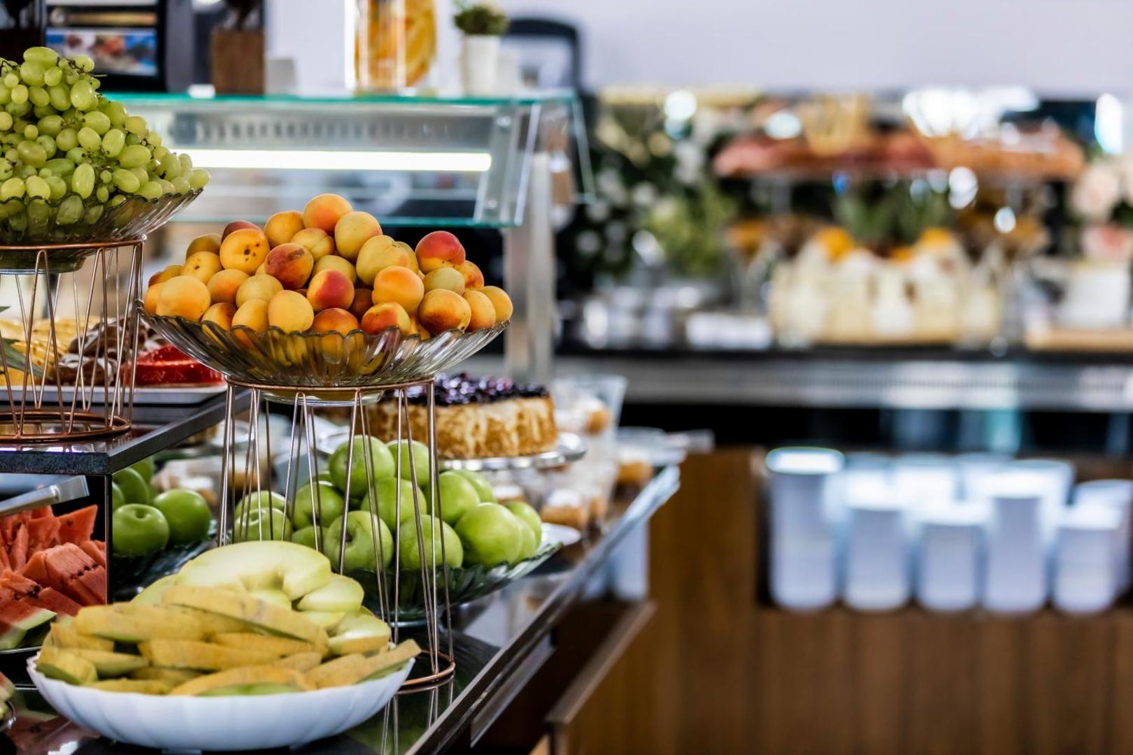 Svaigu augļu izvēle Prestige Deluxe Hotel Aquapark Club restorāna bufetē, kurā pieejamas vīnogas, aprikozes, āboli un melones.