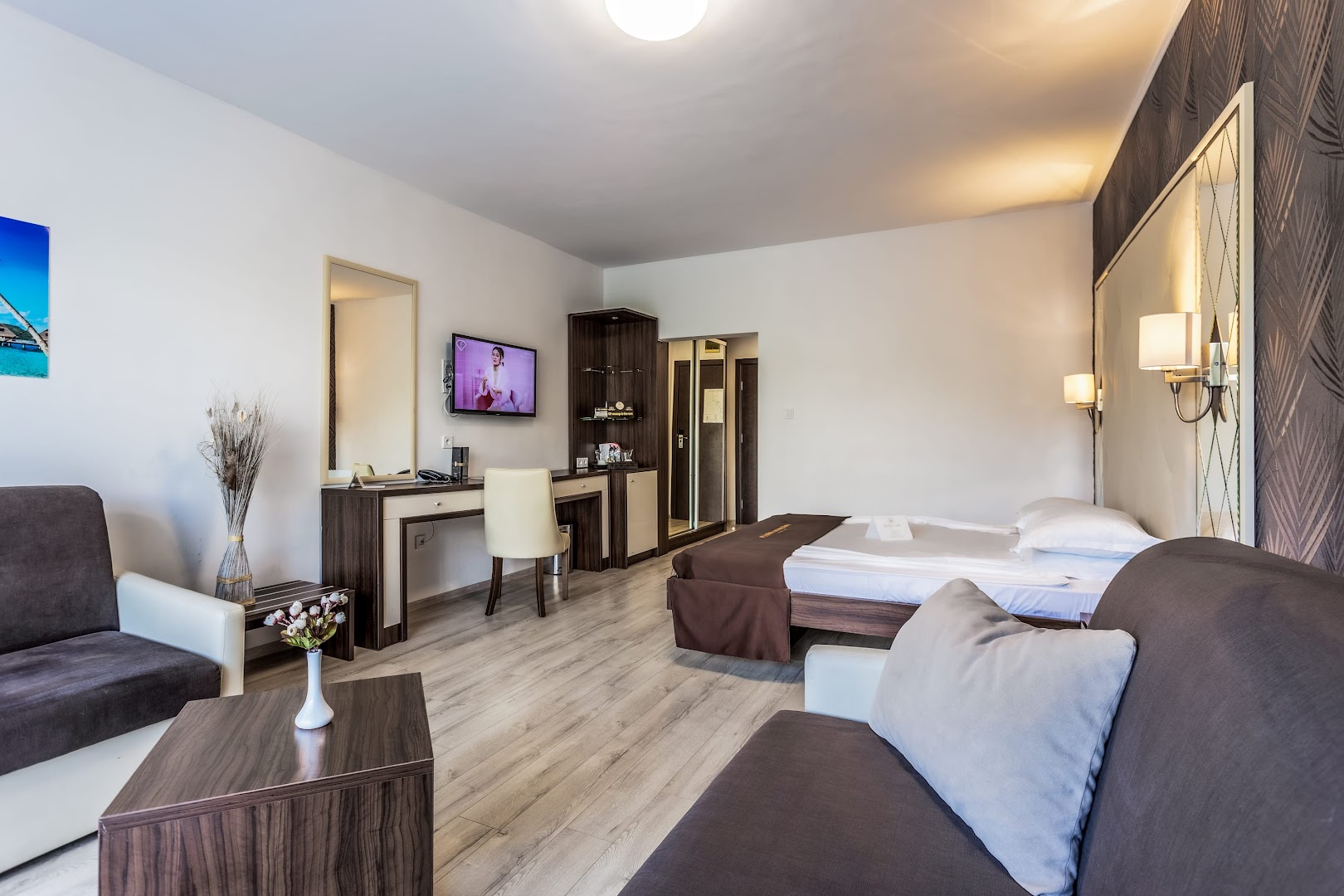 Prestige Deluxe Hotel Aquapark Club moderns numurs ar divguļamo gultu, dīvānu un darba zonu Zelta Smiltīs, Bulgārijā