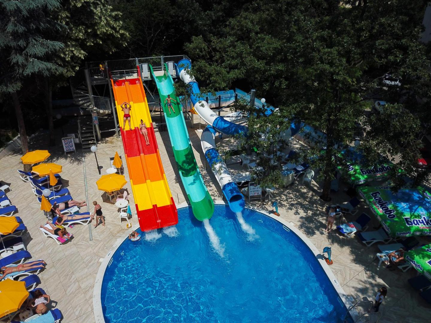 Prestige Deluxe Hotel Aquapark Club āra baseins ar krāsainiem ūdens slidkalniņiem Zelta Smiltīs, Bulgārijā — skats no augšas uz atpūtas zonu