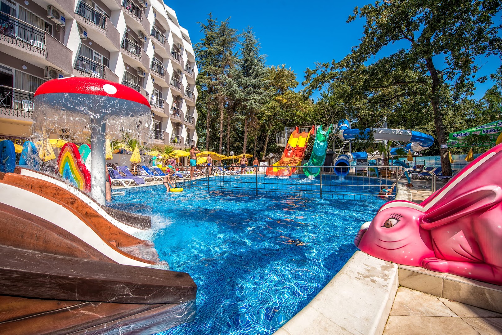 Prestige Deluxe Hotel Aquapark Club bērnu baseins ar krāsainiem slidkalniņiem un ūdens sēni Zelta Smiltīs