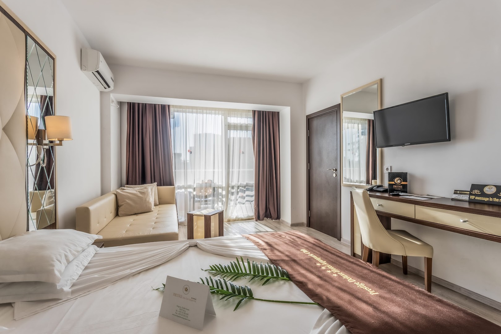 Viesnīcas Prestige Deluxe Hotel Aquapark Club numura interjers ar skatu uz balkonu un darba galdu Zelta Smilšu kūrortā