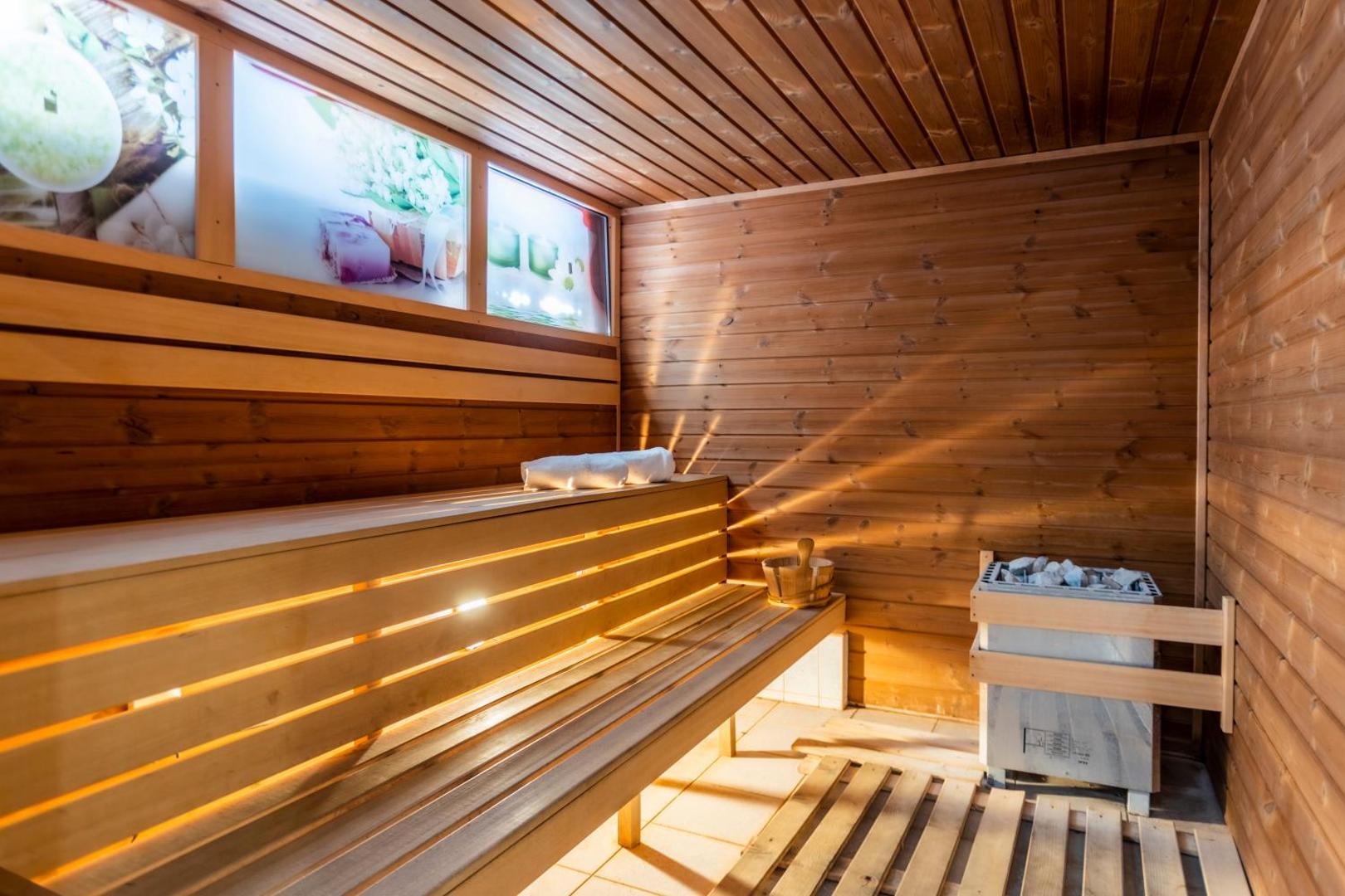 Prestige Deluxe Hotel Aquapark Club koka apdares sauna ar lāvām un akmeņu krāsni relaksējošai atpūtai spa zonā