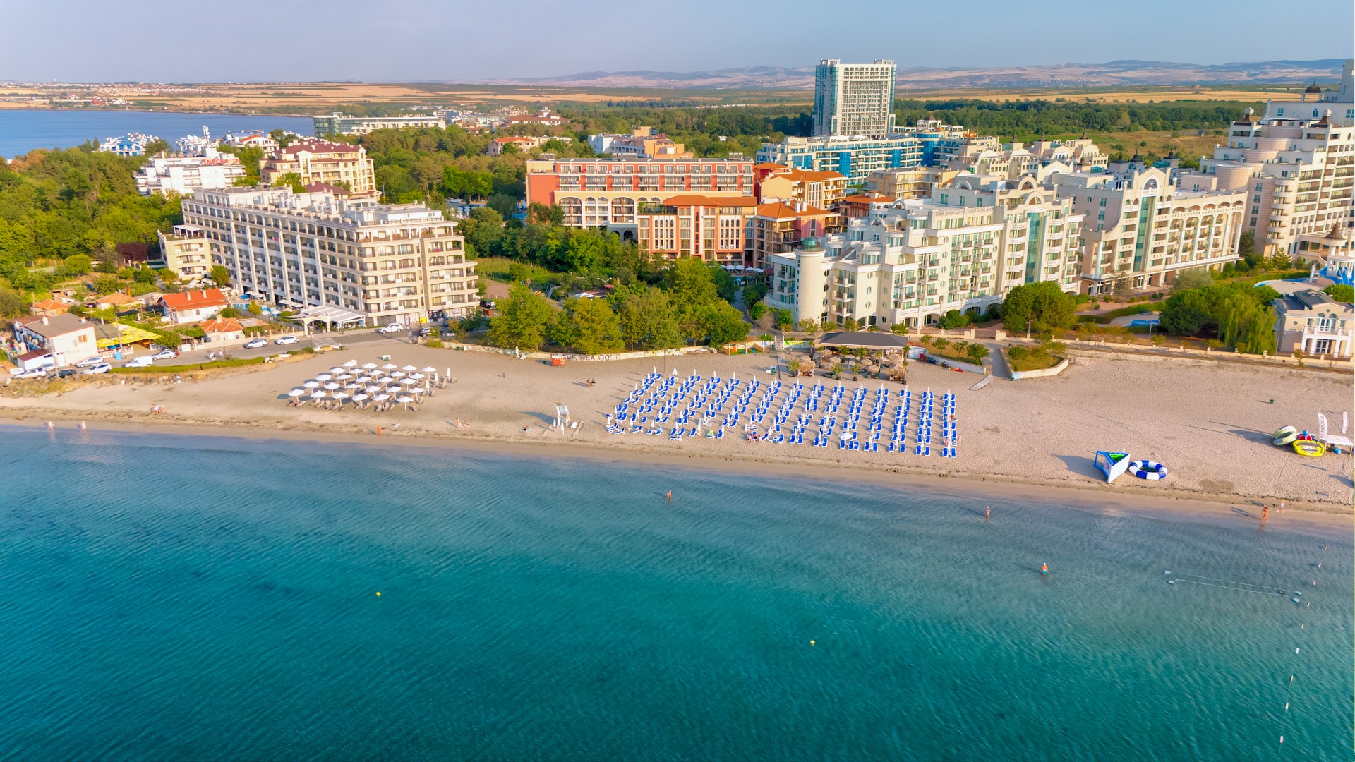 Festa Via Pontica Resort skats no putna lidojuma uz viesnīcas kompleksu un privāto pludmali Pomorijā, Bulgārijā — jūra un sauļošanās zona