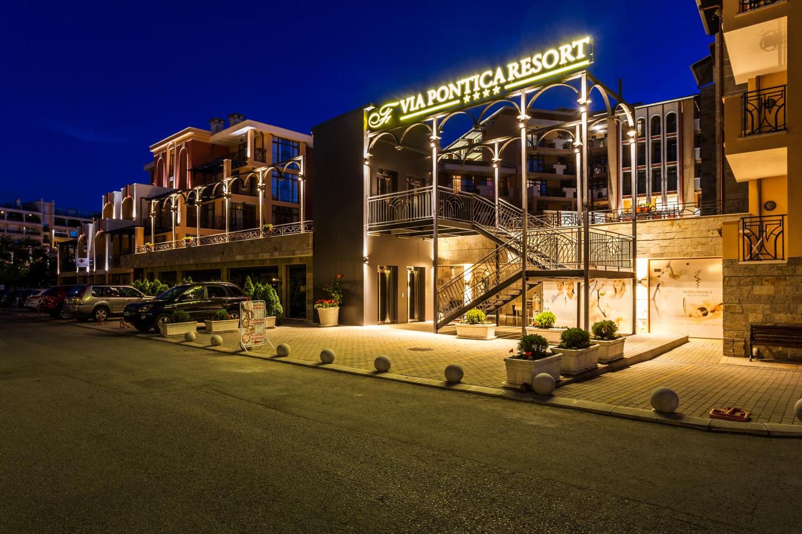 Festa Via Pontica Resort 4* galvenā ieeja un izgaismota izkārtne nakts laikā Pomorijā