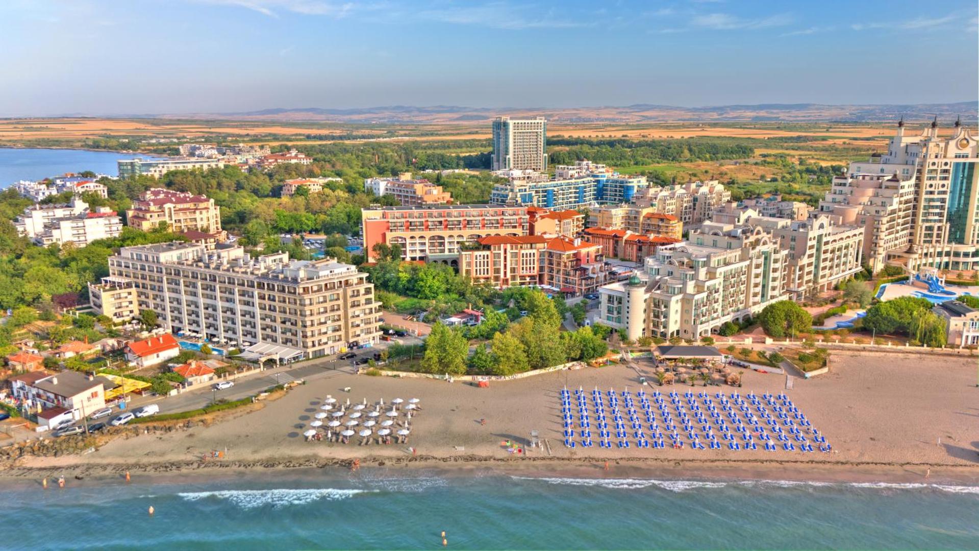 Festa Via Pontica Resort panorāmas skats no putna lidojuma uz pludmali, Melno jūru un kūrorta apkārtni Pomorijā