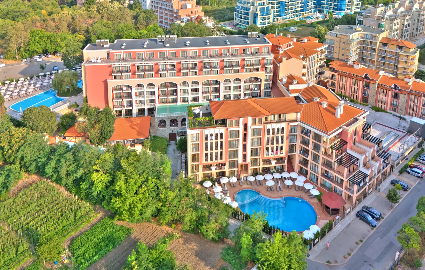 Festa Via Pontica Resort skats no augšas uz viesnīcas korpusiem un āra baseinu kompleksu Pomorijā, Bulgārijā