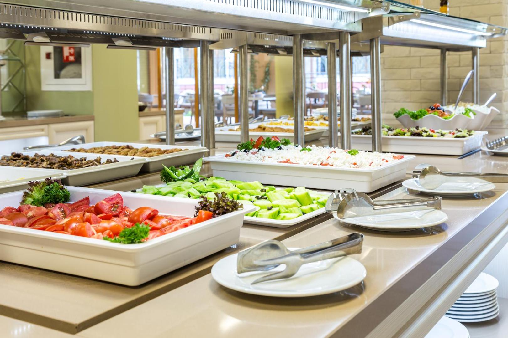 Festa Via Pontica Resort bufetes galds ar svaigiem dārzeņiem, salātiem un uzkodām all-inclusive ēdināšanas ietvaros.