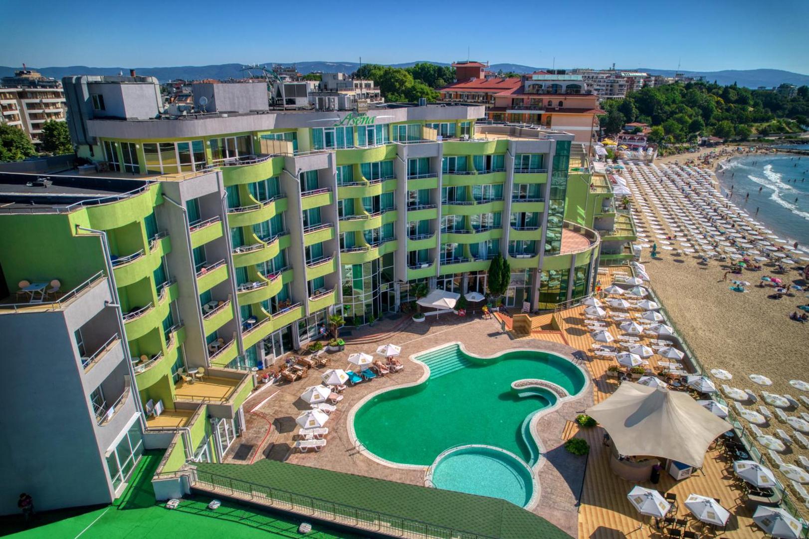 MPM Hotel Arsena viesnīcas ēka un baseina zona no augšas Nesebrā — tieša piekļuve pludmalei un Melnās jūras piekrastei