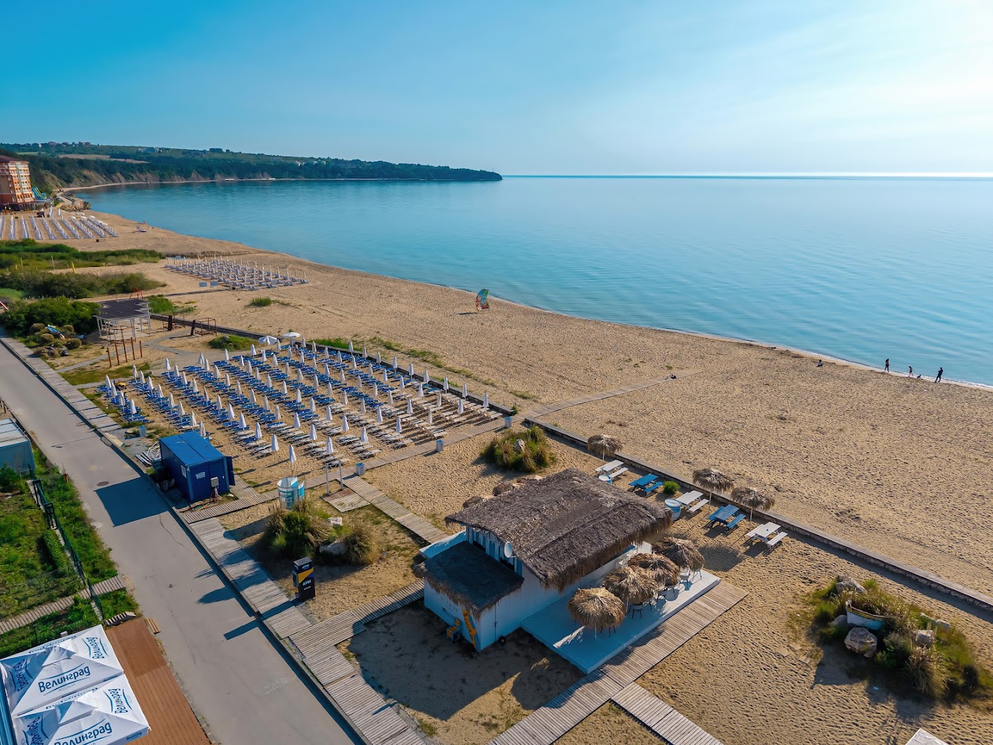 Sunrise Blue Magic Resort plašā smilšu pludmale Obzorā, Bulgārijā — skats no augšas uz sauļošanās krēsliem, saulessargiem un zilo Melno jūru