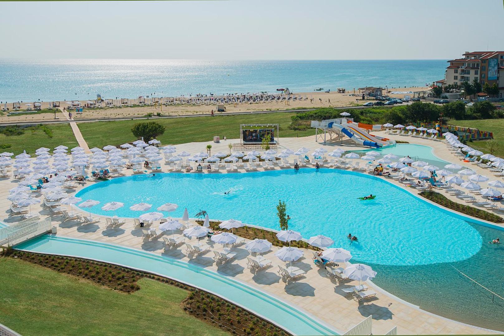 Skats no augšas uz Sunrise Blue Magic Resort baseinu kompleksu, ūdens slidkalniņiem un plašo smilšu pludmali Melnās jūras krastā