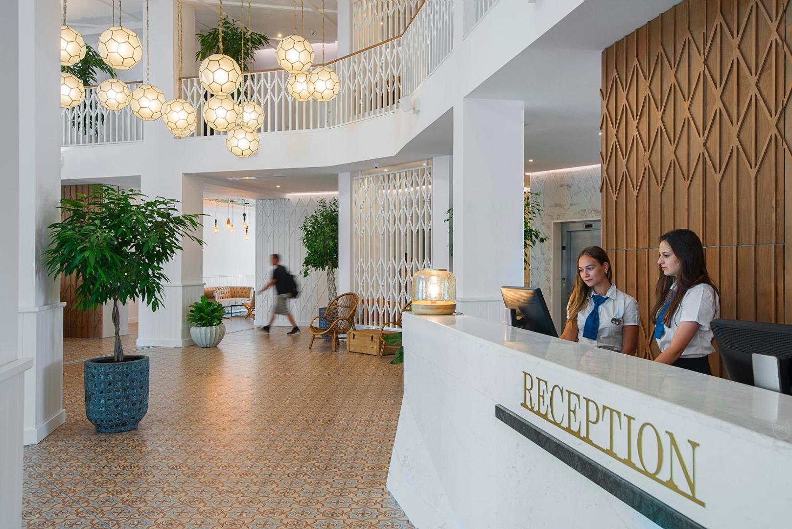 Sunrise Blue Magic Resort recepcijas lete ar viesnīcas darbiniekiem un modernu interjera dizainu Bulgārijas kūrortā