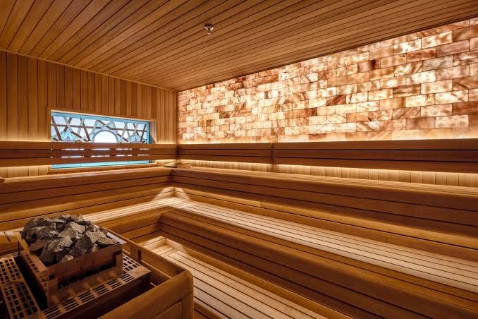 Akka Antedon spa centra sauna ar koka apdari un izgaismotu sāls sienu relaksācijai un veselības uzlabošanai