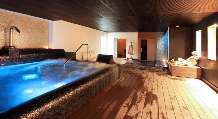 Palas Pineda viesnīcas spa zona ar apsildāmu baseinu, atpūtas krēsliem un saunu Pineda de Marā