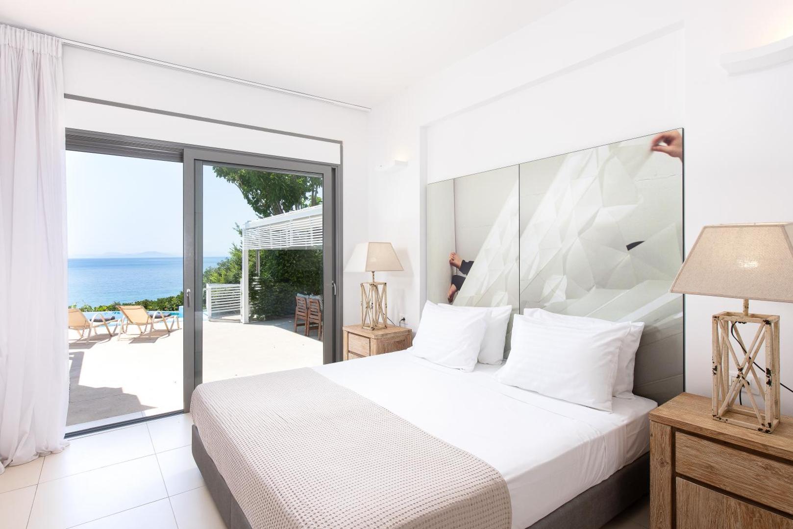 Mare Dei Ionian Resort gaišs numurs ar divguļamo gultu un izeju uz terasi ar skatu uz jūru