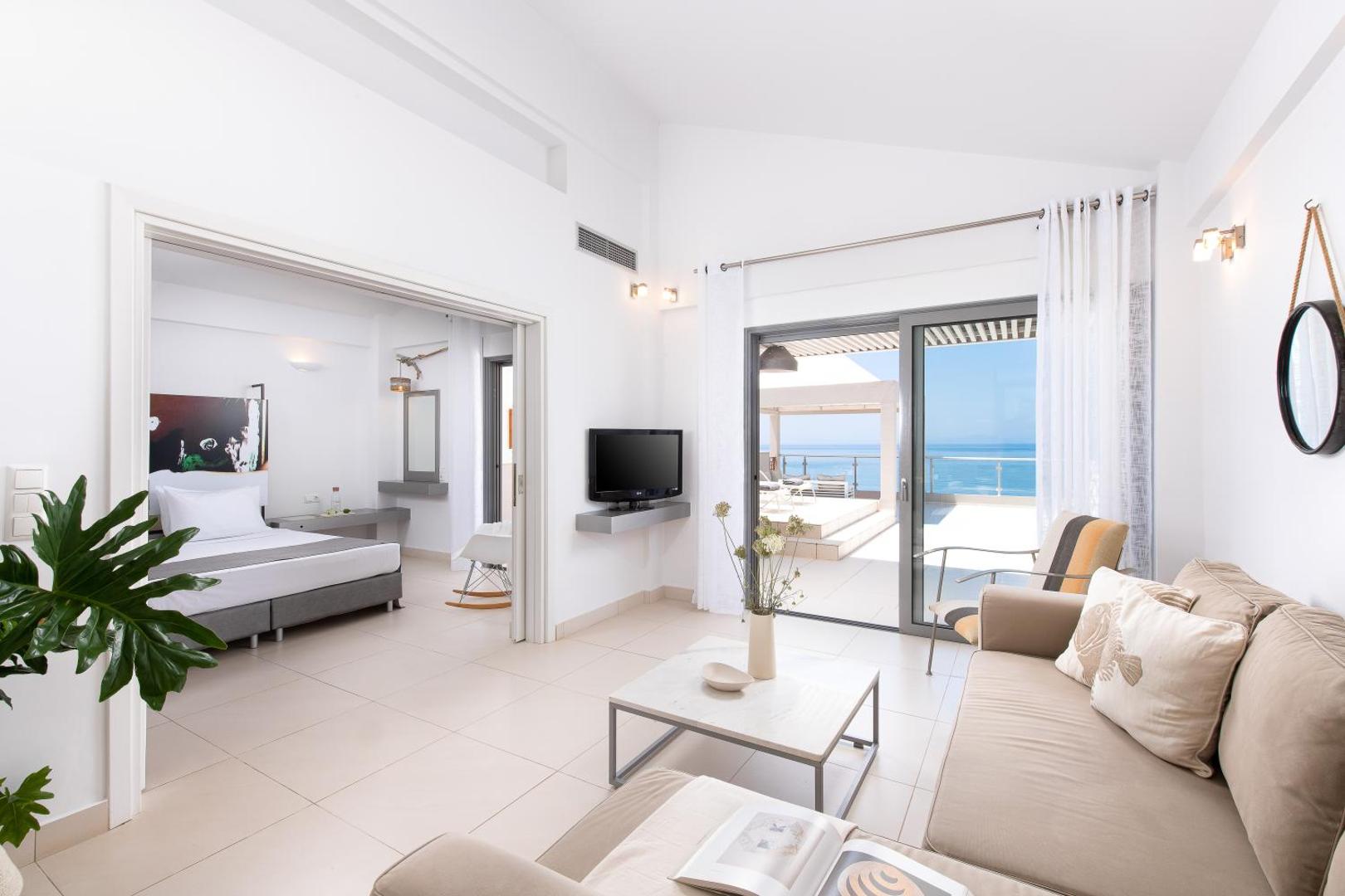 Mare Dei Ionian Resort plašs ģimenes numurs ar viesistabas zonu, dīvānu un skatu uz Jonijas jūru