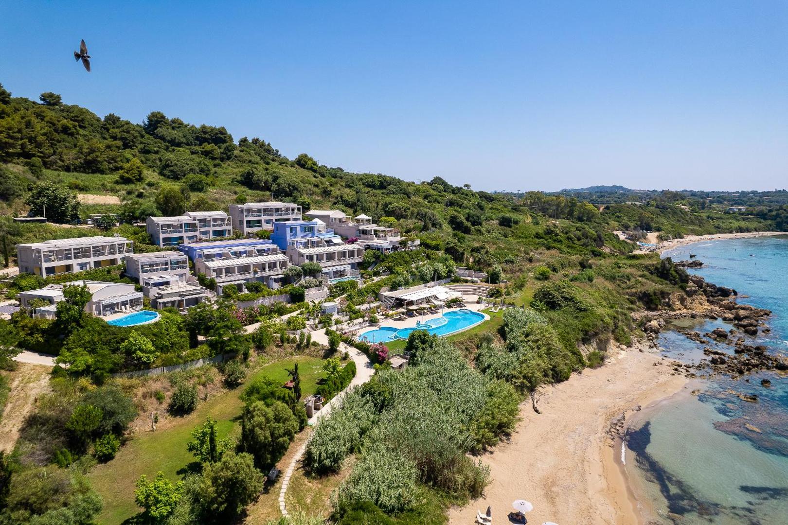 Mare Dei Ionian Resort panorāmas skats no augšas uz viesnīcas kompleksu, āra baseiniem un smilšu pludmali Jonijas jūras piekrastē Grieķijā