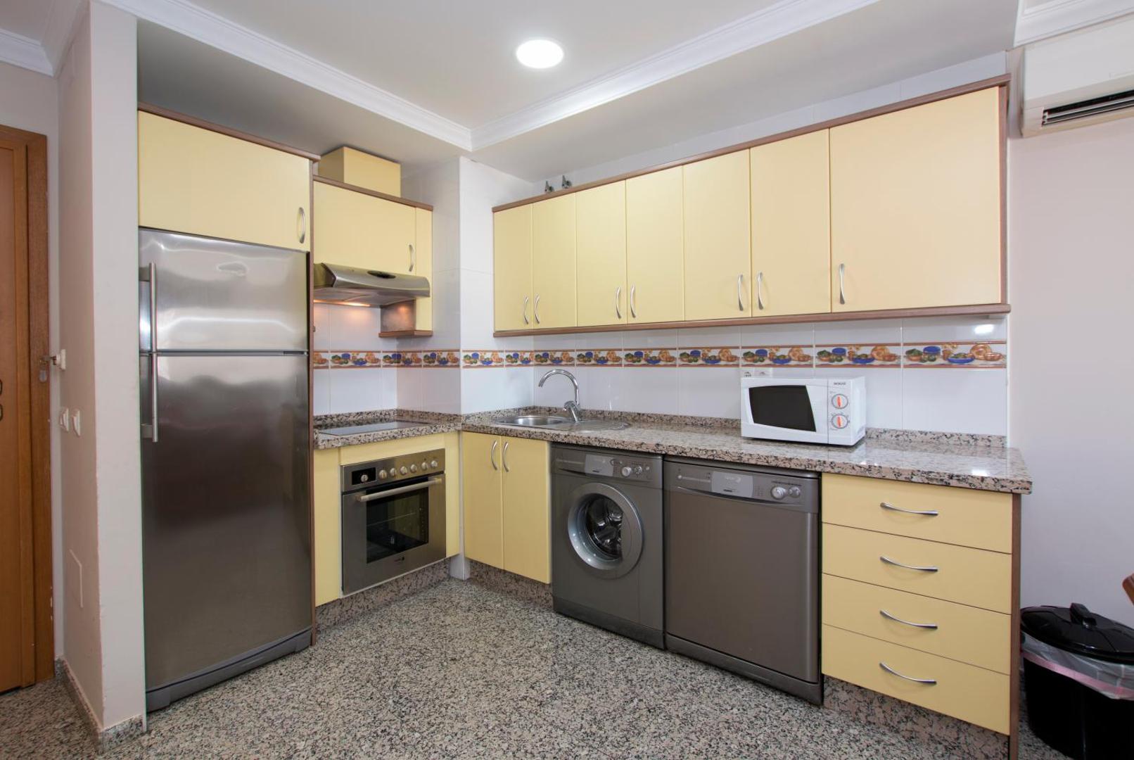 Apartamentos Nuria Sol pilnībā aprīkota virtuve ar ledusskapi, cepeškrāsni, veļas mašīnu un trauku mazgājamo mašīnu Fuengirolā, Spānijā