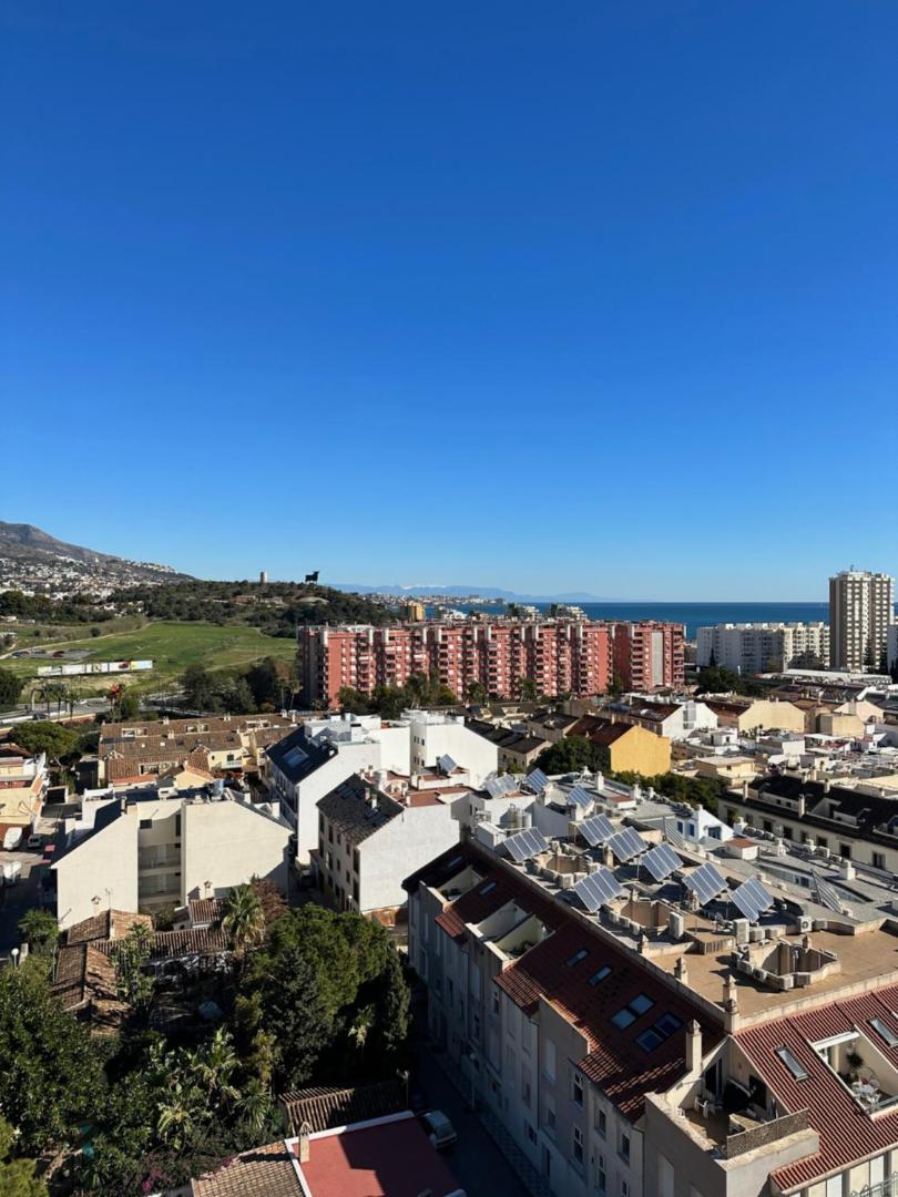 Panorāmas skats no Apartamentos Nuria Sol uz Fuengirolas pilsētas apbūvi, kalniem un Vidusjūru skaidrā dienas laikā Spānijā
