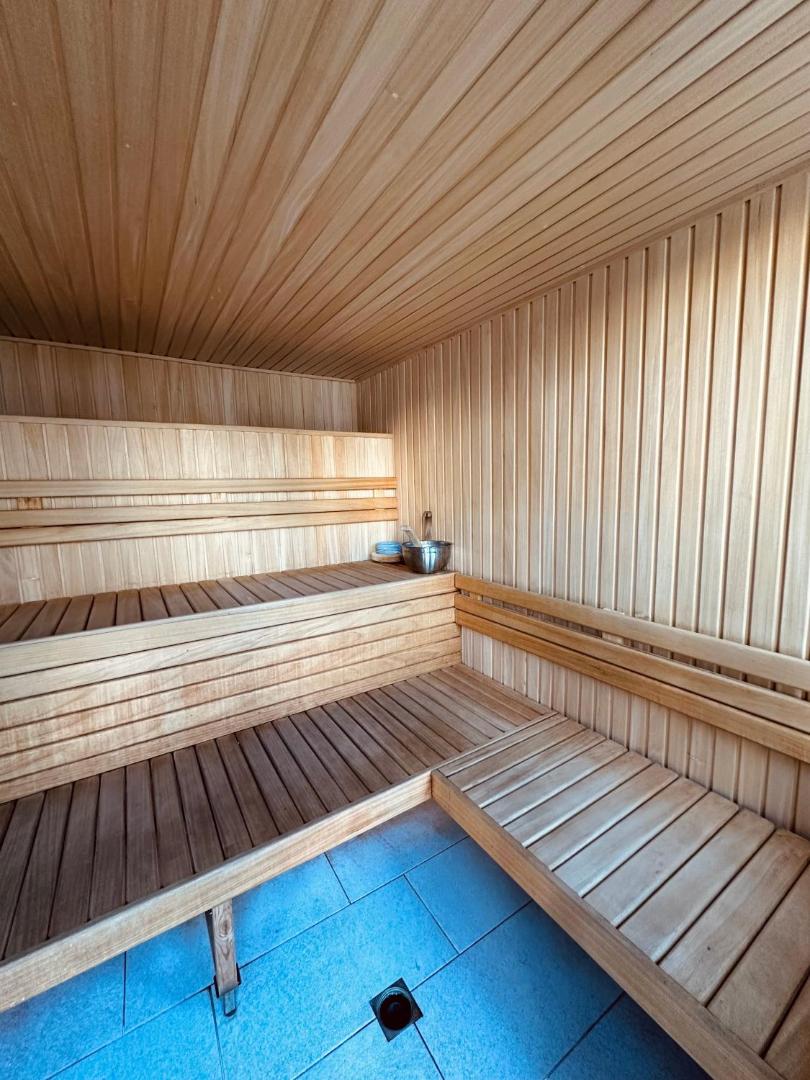 Apartamentos Nuria Sol spa zonas koka sauna ar vairākiem līmeņiem un klasisku apdari relaksācijai pēc dienas pludmalē