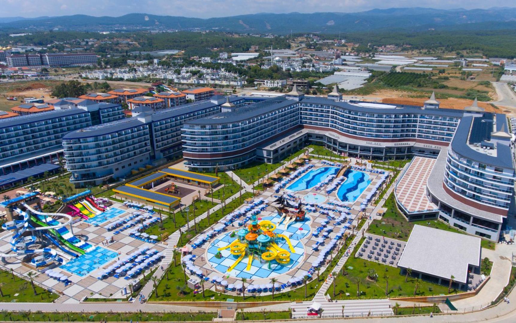 Eftalia Ocean viesnīcas panorāmas skats no putna lidojuma — plaša teritorija ar baseiniem, akvaparku un modernu arhitektūru Alanjas reģionā