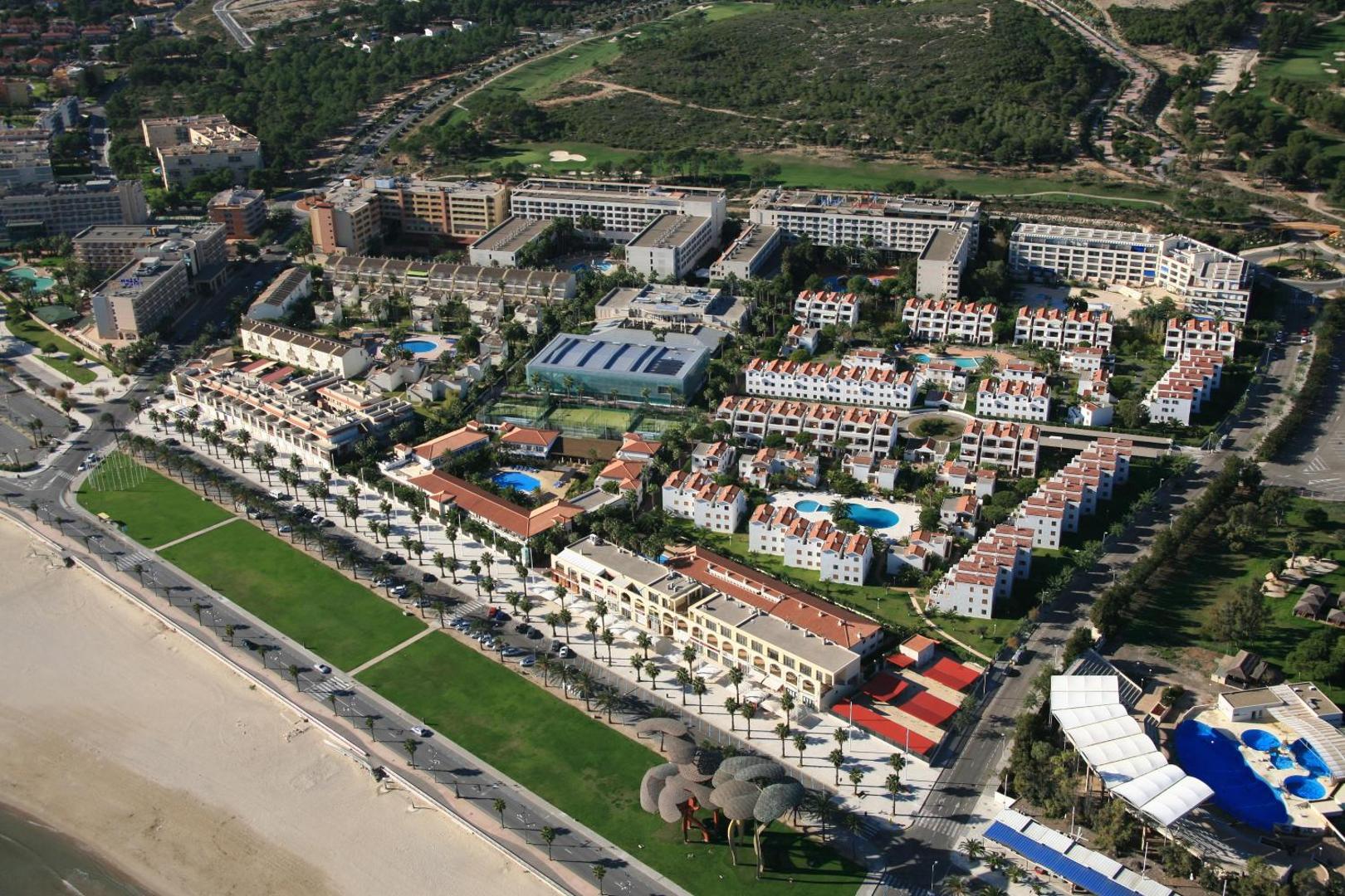 Estival Park Silmar kompleksa aerofotoattēls Salovā, Spānijā — redzami vairāki baseini, balti apartamenti un zaļā zona pie pludmales promenādes