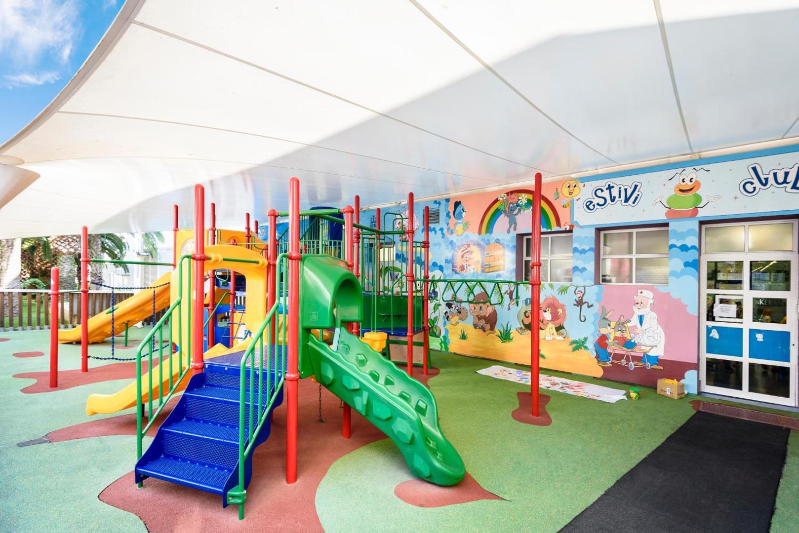Estival Park Silmar bērnu rotaļu laukums ar slidkalniņiem un krāsainiem zīmējumiem zem nojumes Salovā, Spānijā