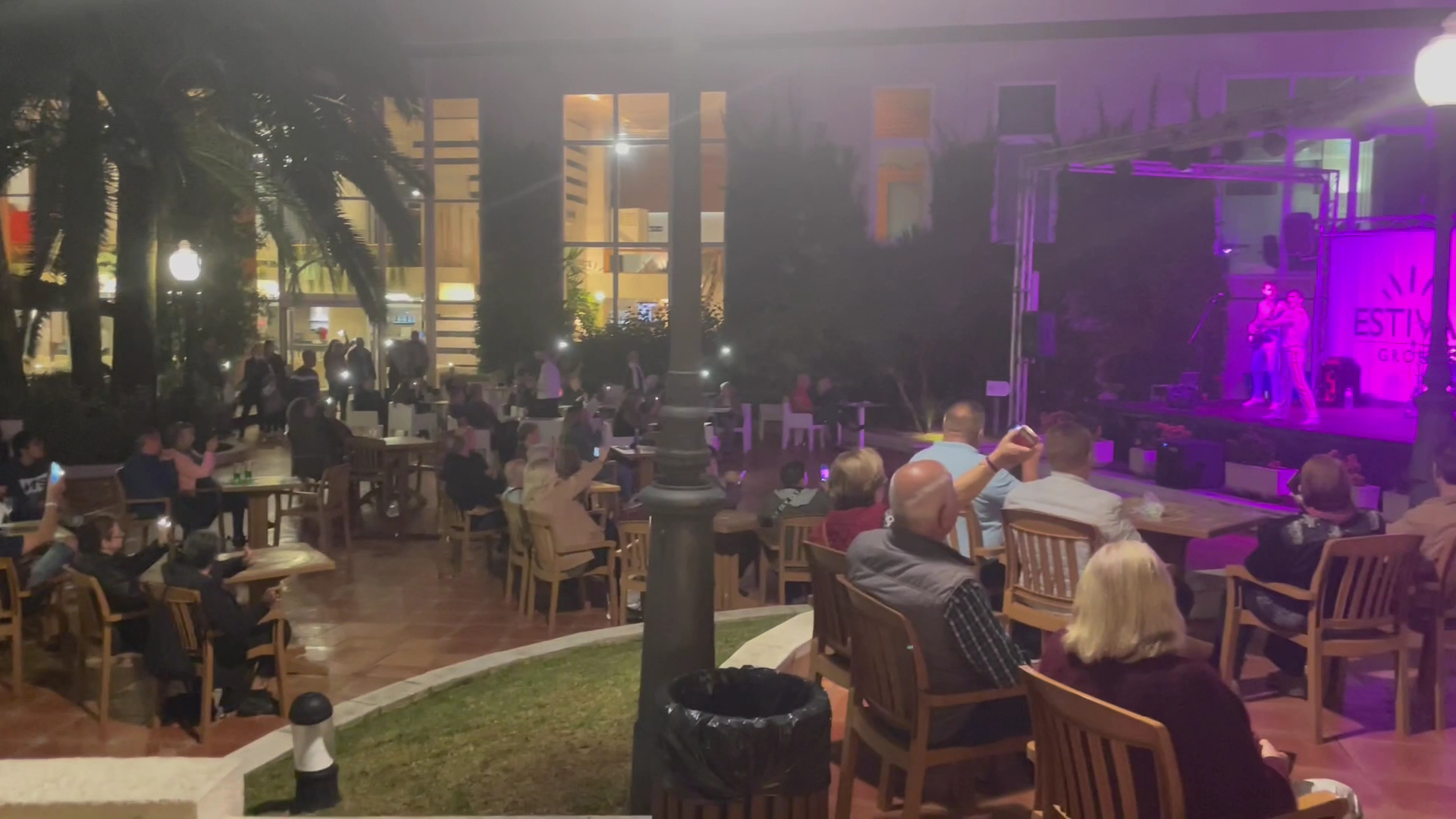 Estival Park Silmar vakara izklaides programma uz āra skatuves ar dzīvo mūziku un viesiem pie galdiņiem