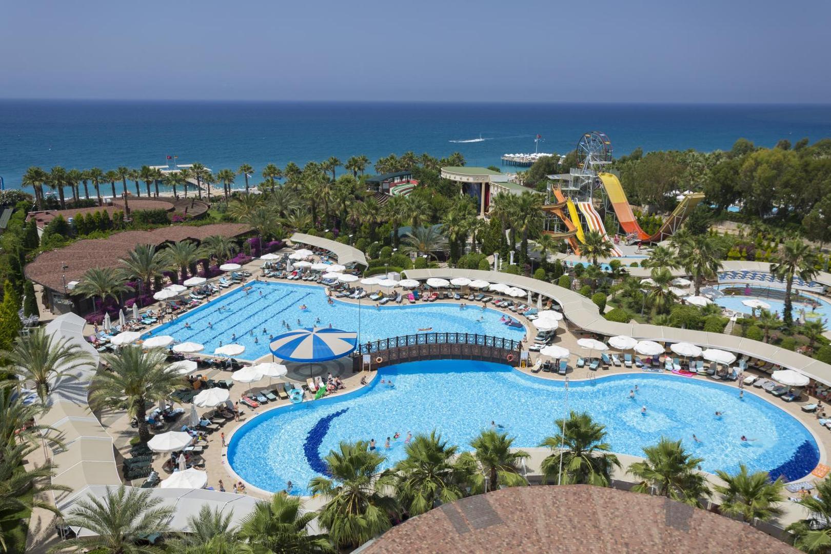 Mukarnas Spa & Resort panorāmas skats uz akvaparku, baseiniem un Vidusjūras piekrasti Alanjā