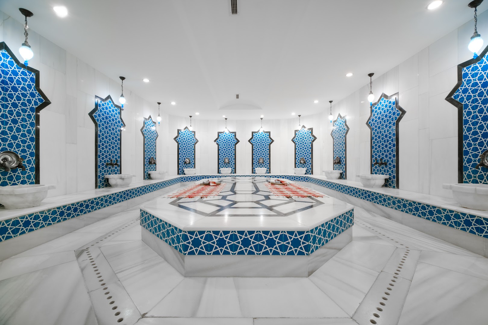 Mukarnas Spa & Resort tradicionālais turku hamams ar marmora apdari, ziliem mozaīkas rakstiem un centrālo apsildāmo akmeni