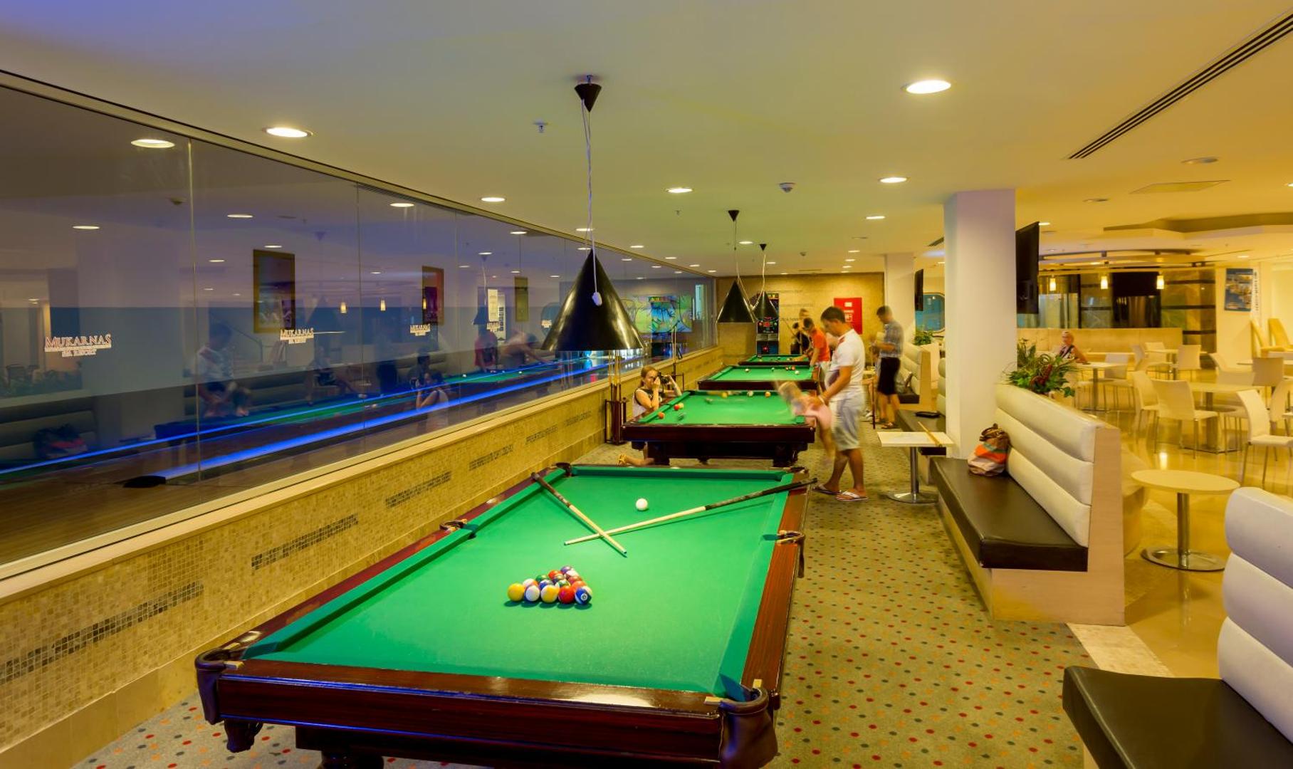 Izklaides zona ar biljarda galdiem un atpūtas vietām Mukarnas Spa & Resort viesnīcas iekštelpās Turcijā