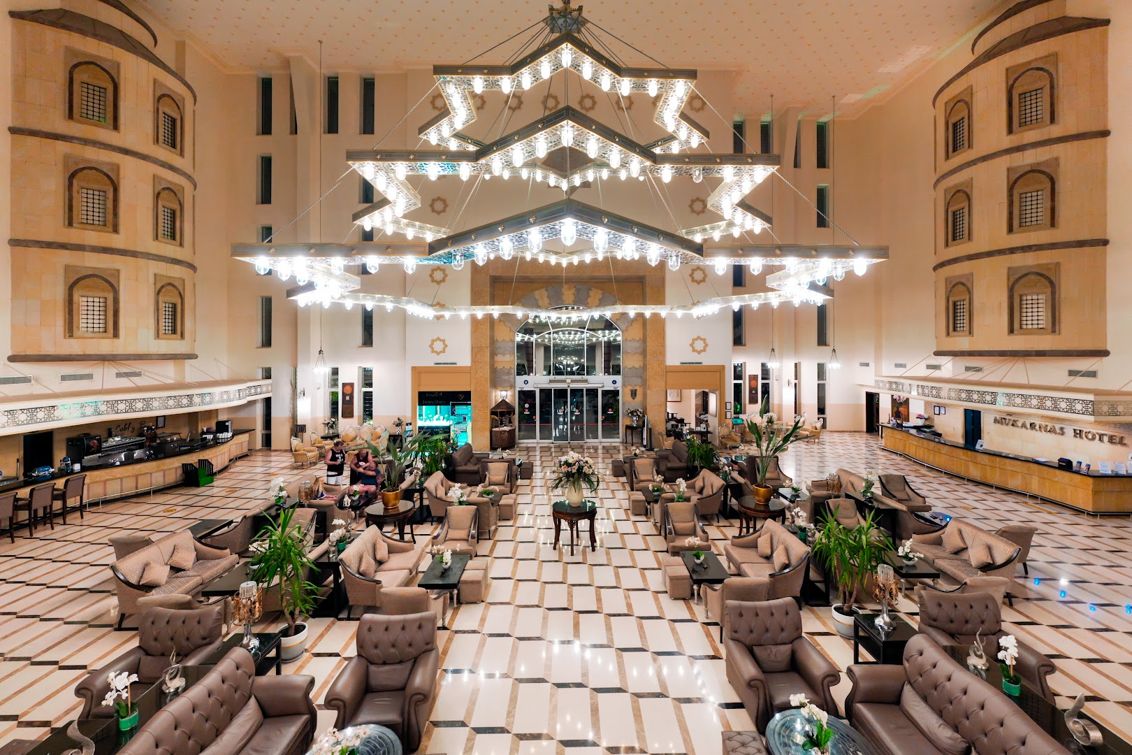 Mukarnas Spa & Resort plašais lobby vestibils ar iespaidīgu zvaigznes formas lustru, atpūtas zonām un recepciju Alanjā
