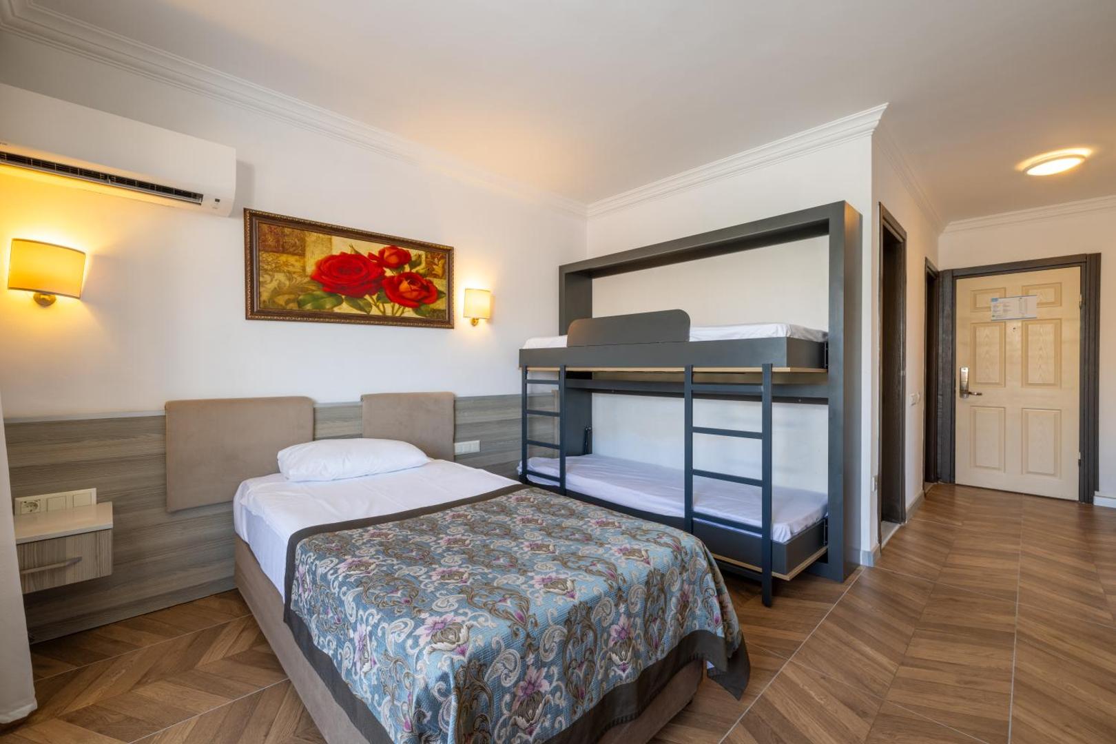 Crystal Aura Beach Resort & Spa ģimenes numurs ar vienguļamo gultu un divstāvu gultu bērniem, koka grīdas segums