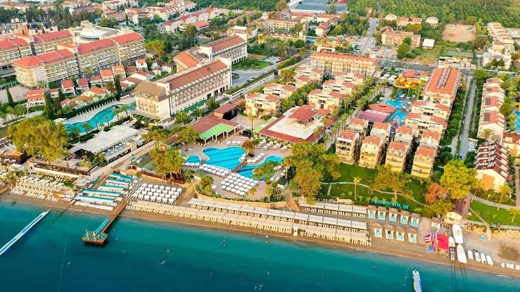 Crystal Aura Beach Resort & Spa piekrastes līnija ar piestātni, baseiniem un blakus esošo kūrorta infrastruktūru Kemerā
