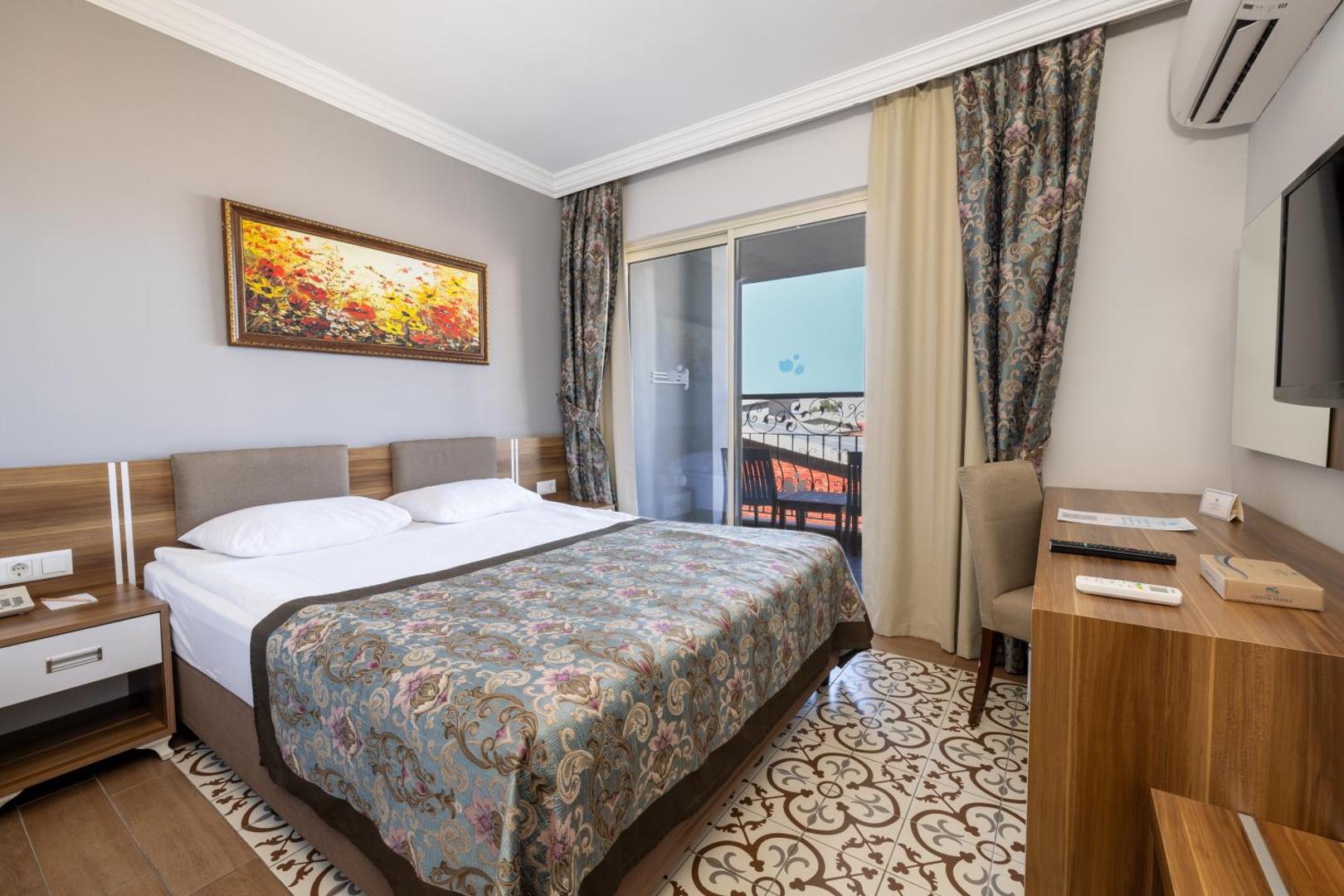 Crystal Aura Beach Resort & Spa standarta numurs ar divguļamo gultu, rakstāmgaldu un balkonu Kemeras reģionā, Turcijā