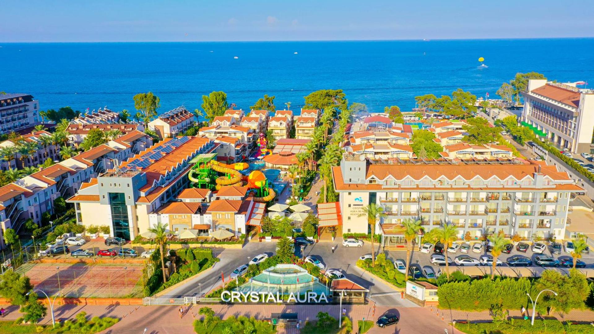 Viesnīcas Crystal Aura Beach Resort & Spa galvenā ieeja un ēku komplekss Kemerā, skats no augšas uz Vidusjūru