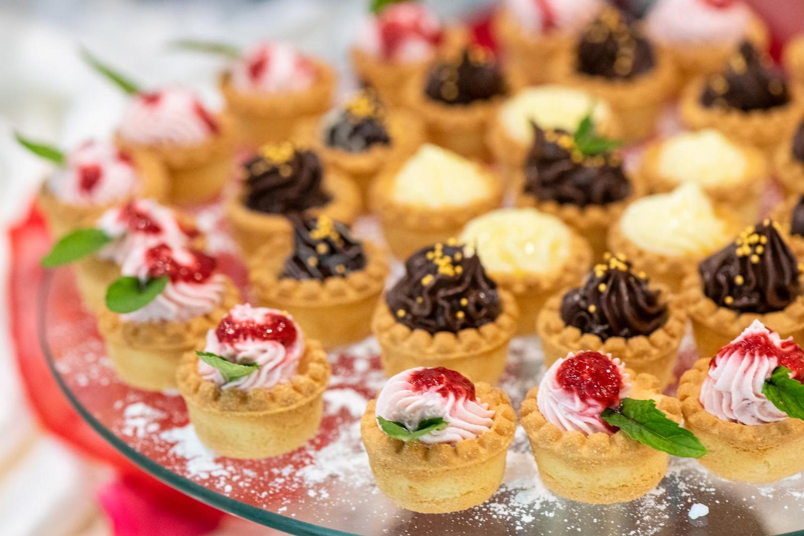 Krāsaini mini deserti un kūciņas ar ogām Garden Of Eden viesnīcas restorāna bufetes piedāvājumā Sveti Vlasā