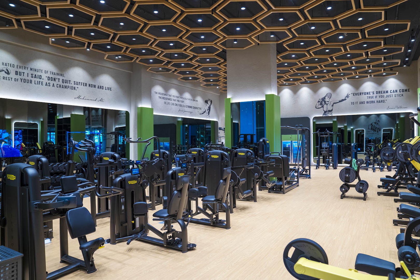 Regnum Carya plašais fitness centrs ar moderniem trenažieriem, motivējošiem uzrakstiem uz sienām un unikālu griestu dizainu
