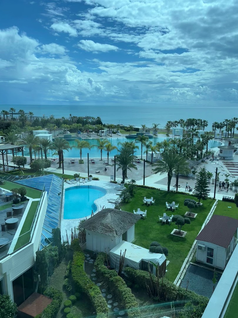 Selectum Luxury Resort skats no augšas uz plašo dārzu, baseiniem un Vidusjūras piekrasti Belekā, Turcijā