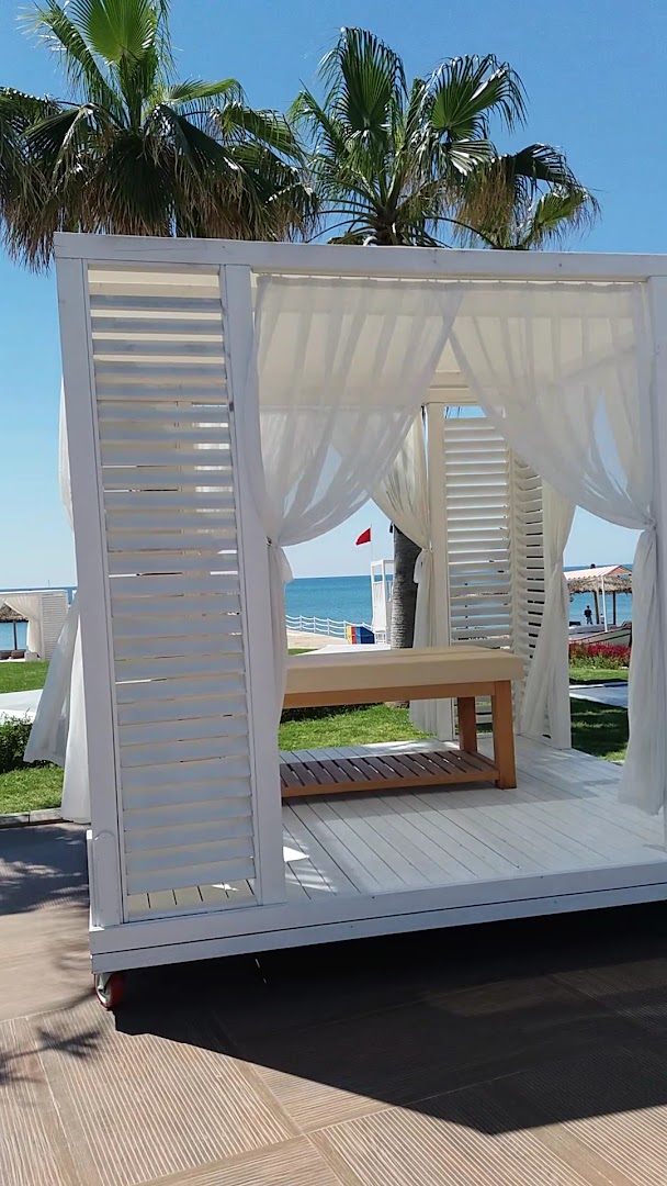 Masāžas bungalo Selectum Luxury Resort dārzā pie pludmales ar skatu uz Vidusjūru un palmām