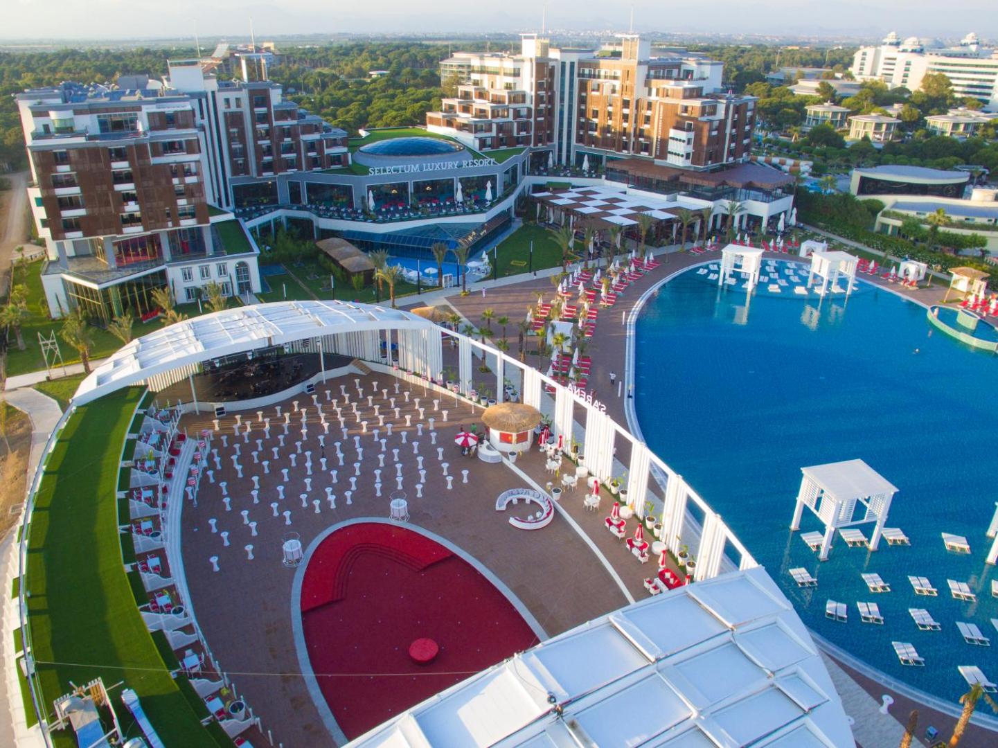 Selectum Luxury Resort āra amfiteātris un lielais baseins ar atpūtas platformām Belekas piekrastē