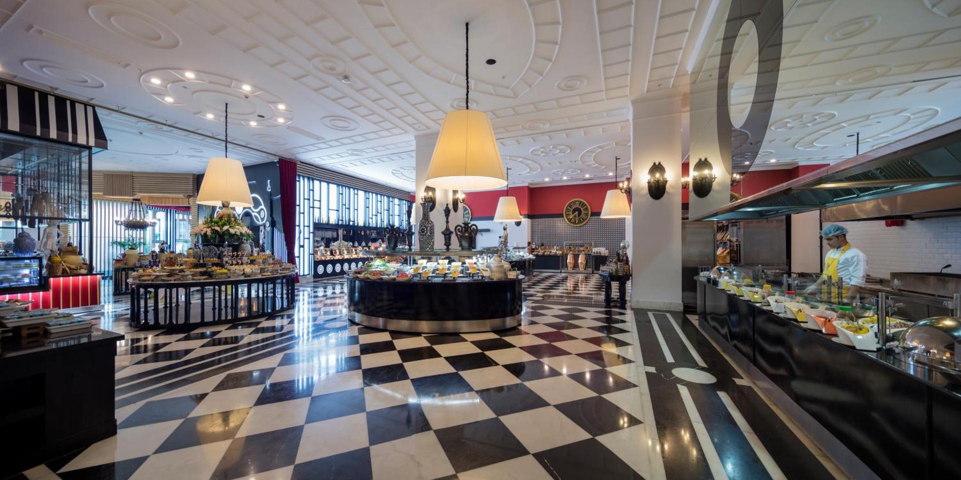 Selectum Luxury Resort galvenais restorāns ar bufetes zonu, šaha raksta grīdu un modernu interjeru Belekā, Turcijā
