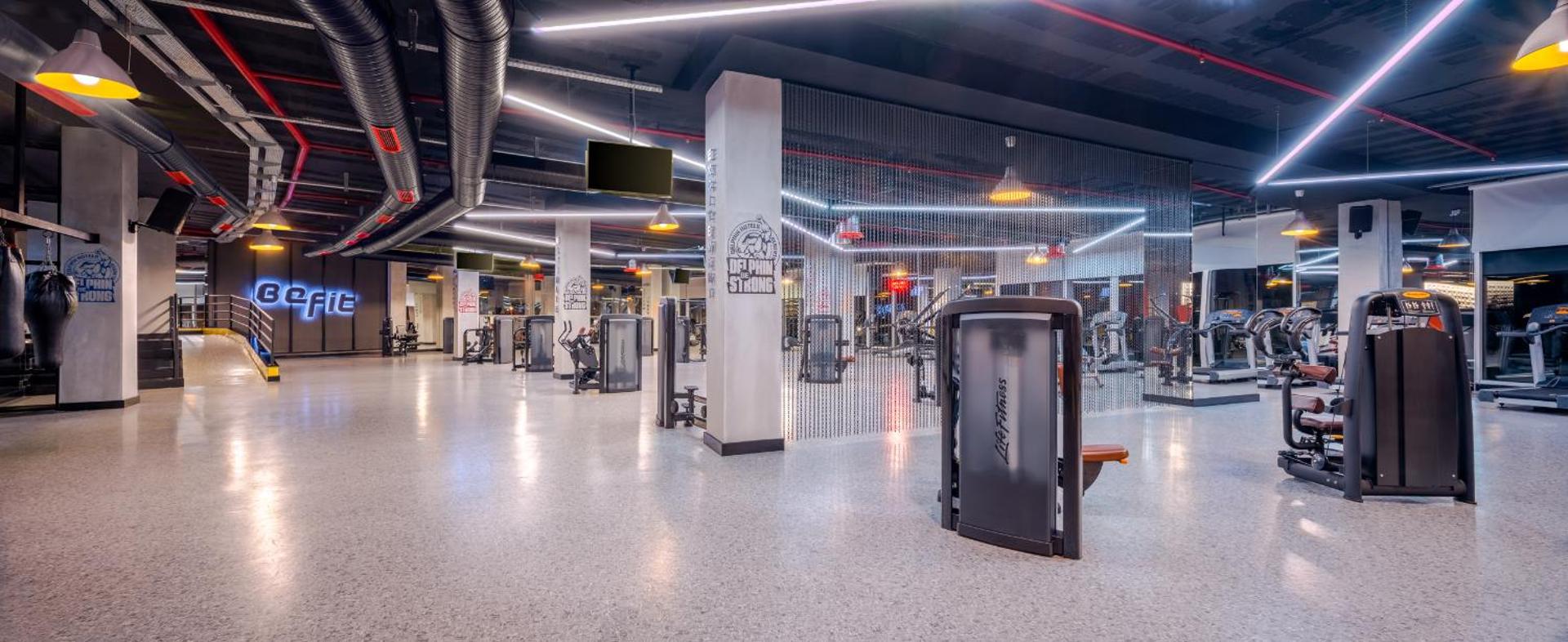 Plašs un moderns Delphin Be Grand Resort fitnesa centrs ar profesionāliem trenažieriem un BeFit zonu Antalijas viesnīcā